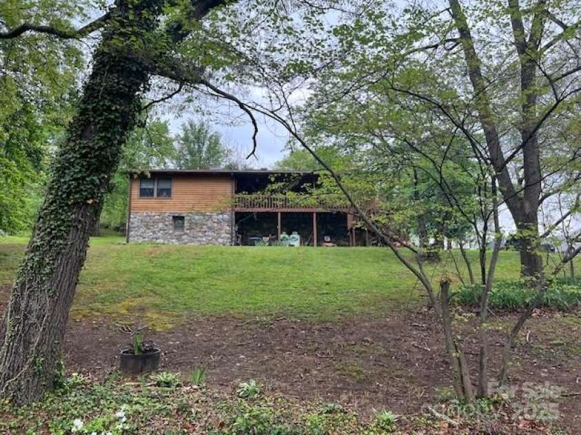 35 Upper Moffitt Road, Asheville, NC 28805.  MLS# CAR4251126, YatesRealty ID 12522. 