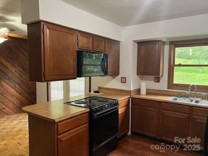 35 Upper Moffitt Road, Asheville, NC 28805.  MLS# CAR4251126, YatesRealty ID 12522. 