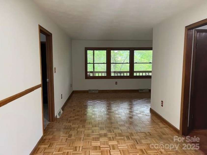 35 Upper Moffitt Road, Asheville, NC 28805.  MLS# CAR4251126, YatesRealty ID 12522. 