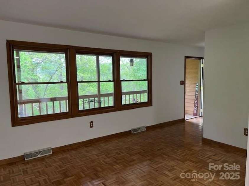 35 Upper Moffitt Road, Asheville, NC 28805.  MLS# CAR4251126, YatesRealty ID 12522. 