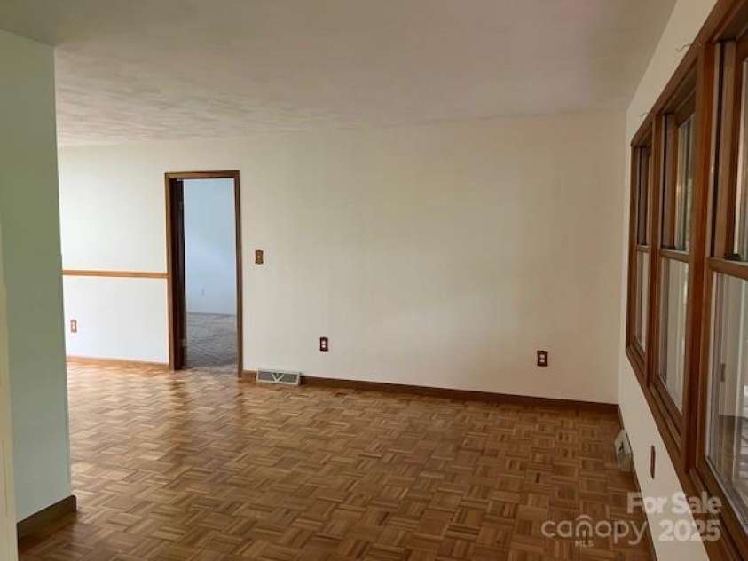 35 Upper Moffitt Road, Asheville, NC 28805.  MLS# CAR4251126, YatesRealty ID 12522. 