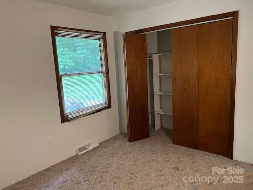 35 Upper Moffitt Road, Asheville, NC 28805.  MLS# CAR4251126, YatesRealty ID 12522. 