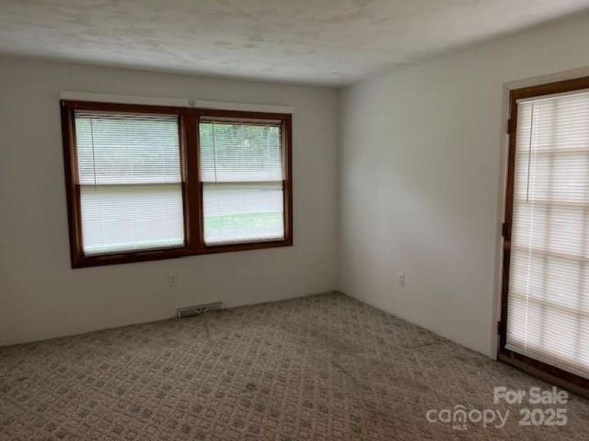 35 Upper Moffitt Road, Asheville, NC 28805.  MLS# CAR4251126, YatesRealty ID 12522. 