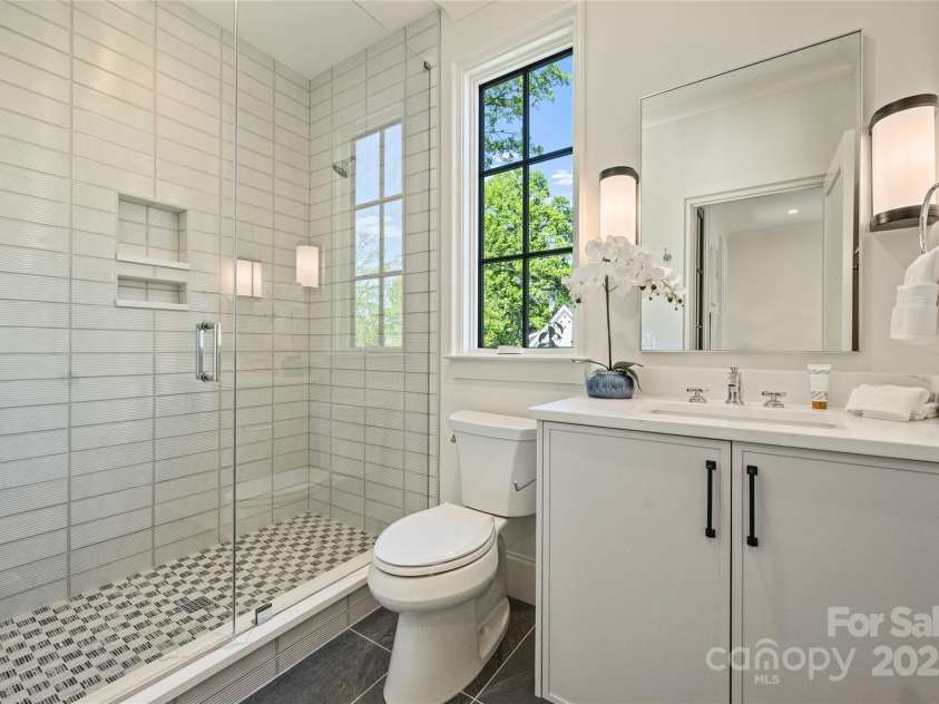 238 Laurel Avenue, Charlotte, NC 28207.  MLS# CAR4229024, YatesRealty ID 12526. Connected Bath (Guest Suite)