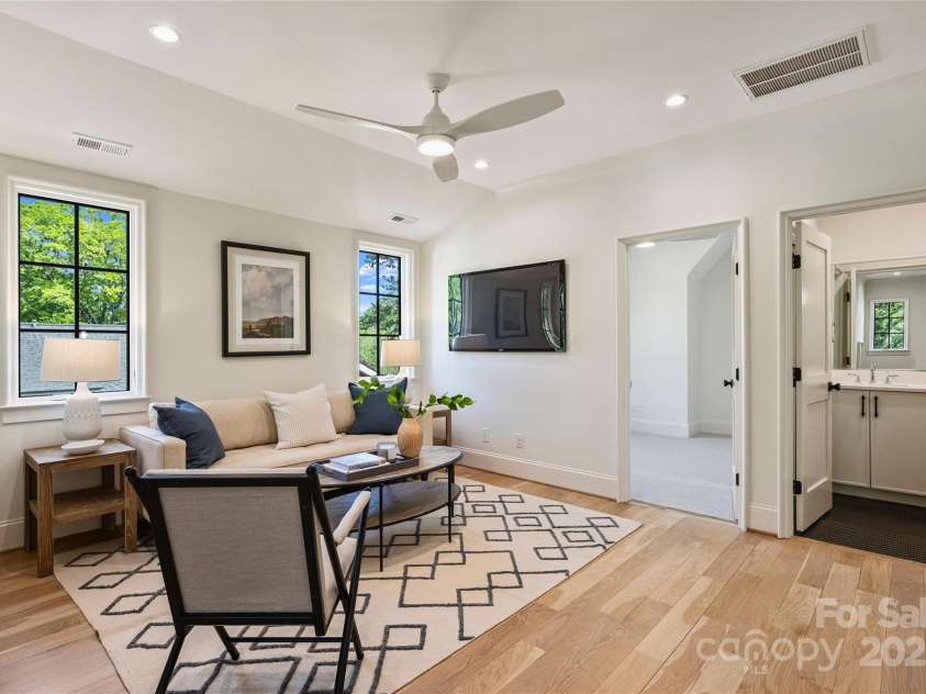 238 Laurel Avenue, Charlotte, NC 28207.  MLS# CAR4229024, YatesRealty ID 12526. Loft area