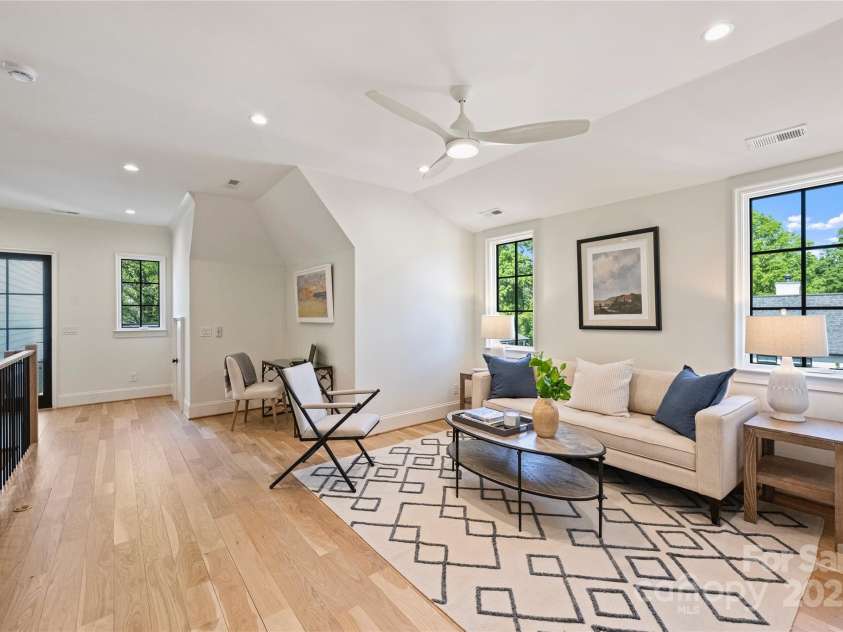 238 Laurel Avenue, Charlotte, NC 28207.  MLS# CAR4229024, YatesRealty ID 12526. Loft Area