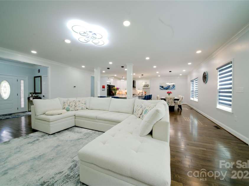 3670 9th Street Drive, Hickory, NC 28601.  MLS# CAR4256149, YatesRealty ID 12528. Living Room