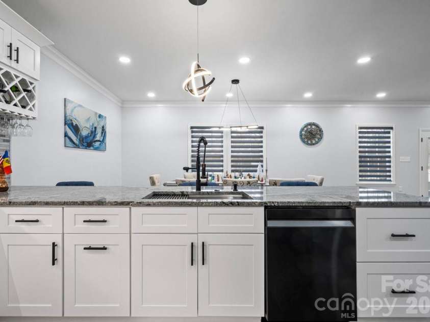 3670 9th Street Drive, Hickory, NC 28601.  MLS# CAR4330320, YatesRealty ID 12528. 