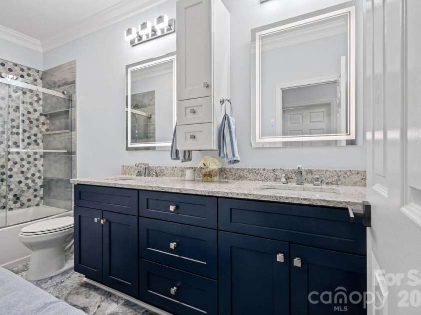 3670 9th Street Drive, Hickory, NC 28601.  MLS# CAR4330320, YatesRealty ID 12528. 