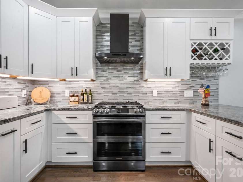 3670 9th Street Drive, Hickory, NC 28601.  MLS# CAR4330320, YatesRealty ID 12528. A cook's delight w/wood cabinets and soft close