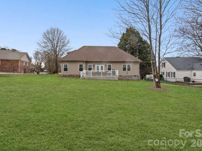 3670 9th Street Drive, Hickory, NC 28601.  MLS# CAR4330320, YatesRealty ID 12528. Backyard flat, perfect for those who desire a pool
