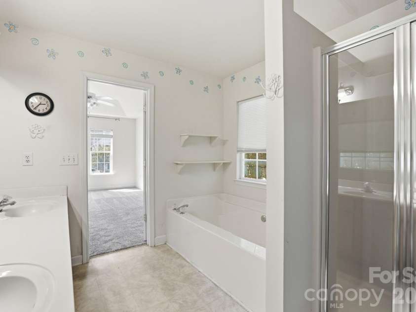 3916 Grace Court, Indian Trail, NC 28079.  MLS# CAR4367122, YatesRealty ID 12529. Primary Bath with Garden Tub