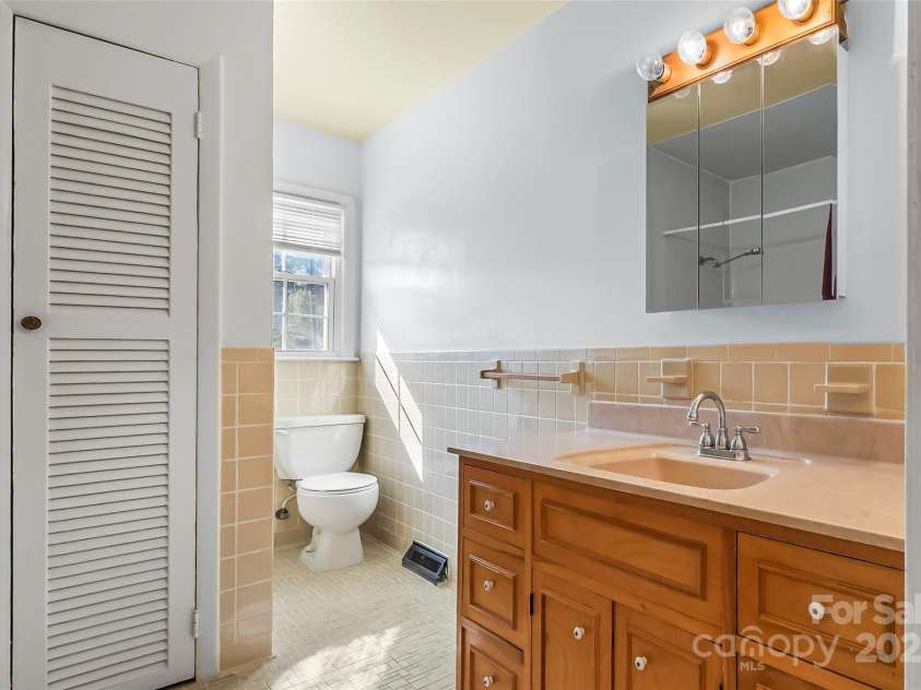 5325 US 70 Highway, Marion, NC 28752.  MLS# CAR4305207, YatesRealty ID 1253. 