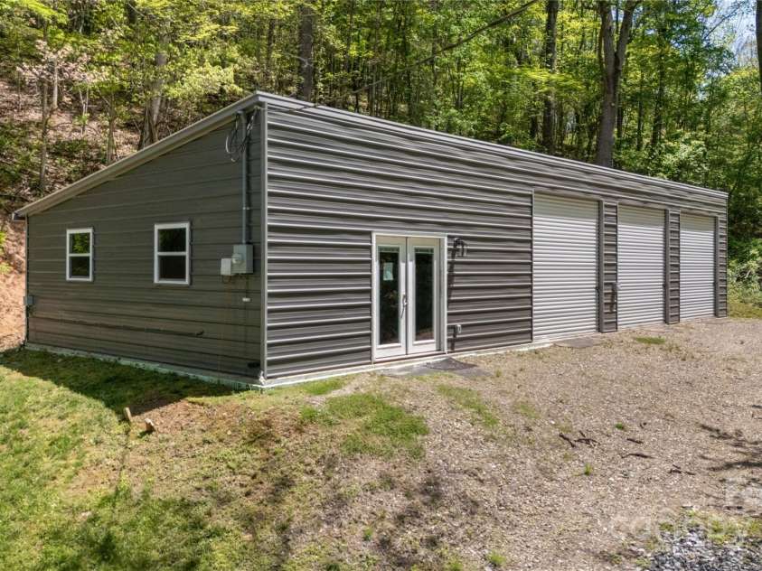 89 Flynn Branch Road, Asheville, NC 28804.  MLS# CAR4198196, YatesRealty ID 12530. 3 car garage and office