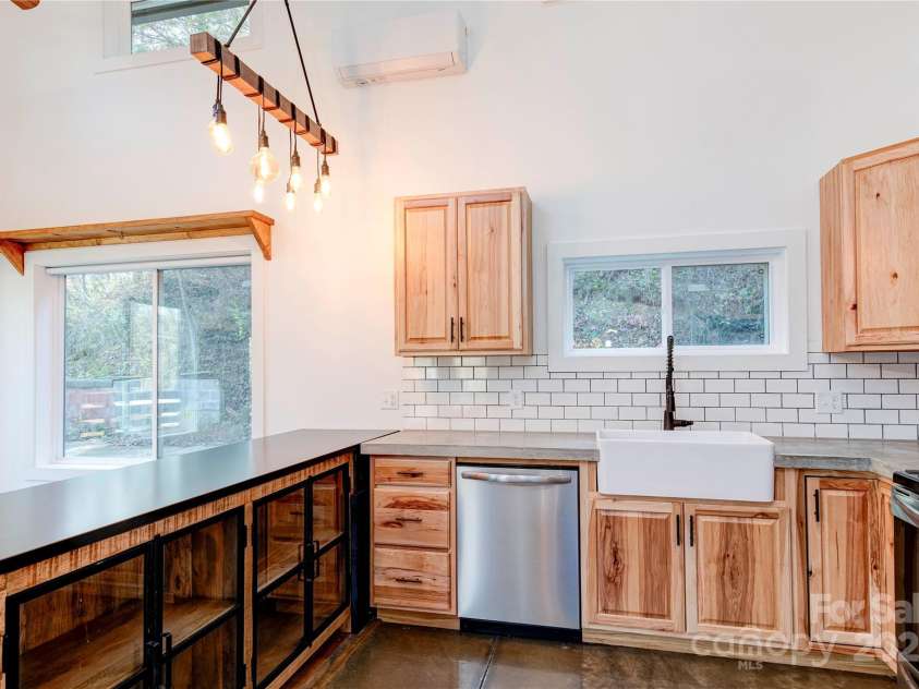 89 Flynn Branch Road, Asheville, NC 28804.  MLS# CAR4198196, YatesRealty ID 12530. 