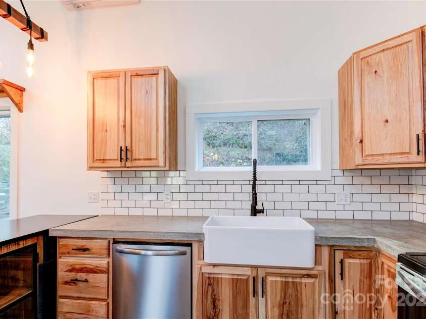 89 Flynn Branch Road, Asheville, NC 28804.  MLS# CAR4198196, YatesRealty ID 12530. 