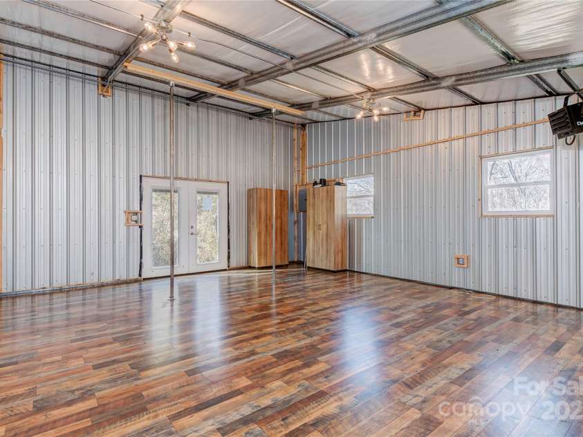 89 Flynn Branch Road, Asheville, NC 28804.  MLS# CAR4198196, YatesRealty ID 12530. Massive studio space