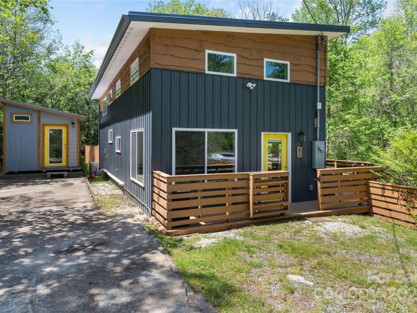 89 Flynn Branch Road, Asheville, NC 28804.  MLS# CAR4198196, YatesRealty ID 12530. Welcome to 89 Flynn Branch Rd.