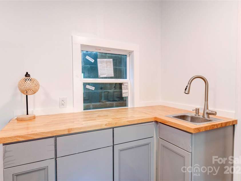 89 Flynn Branch Road, Asheville, NC 28804.  MLS# CAR4198196, YatesRealty ID 12530. Wet bar in studio