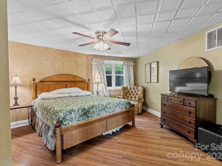1280 Cathey Cove Road, Waynesville, NC 28786.  MLS# CAR4249357, YatesRealty ID 12531. 
