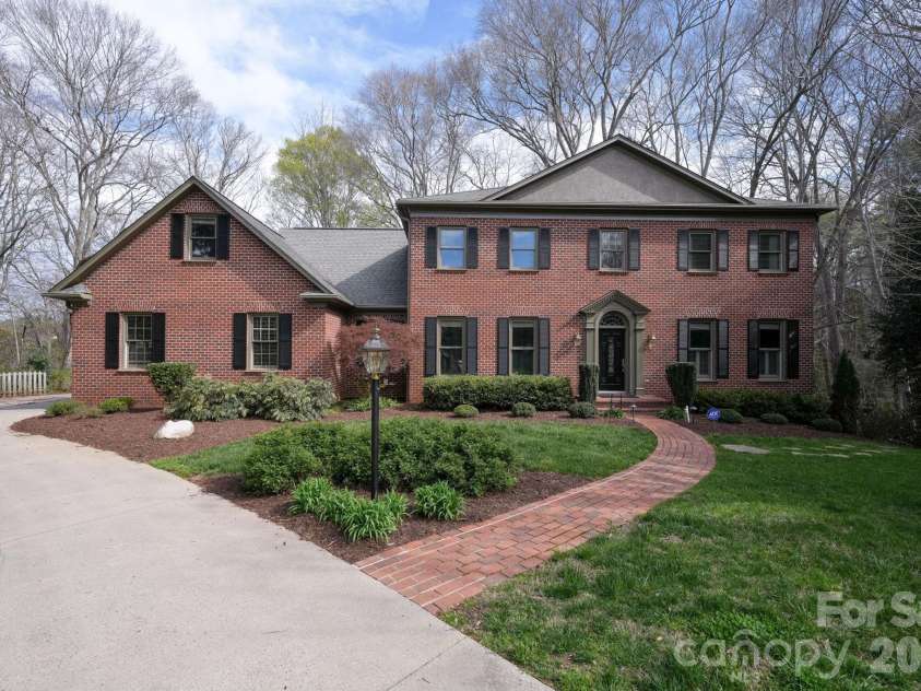 550 20th Avenue Court, Hickory, NC 28601.  MLS# CAR4360432, YatesRealty ID 12532. 