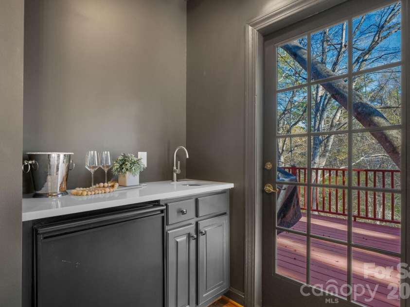 550 20th Avenue Court, Hickory, NC 28601.  MLS# CAR4360432, YatesRealty ID 12532. 