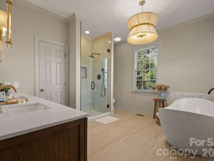 550 20th Avenue Court, Hickory, NC 28601.  MLS# CAR4360432, YatesRealty ID 12532. 