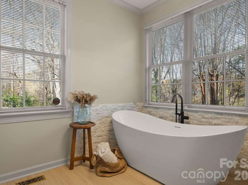 550 20th Avenue Court, Hickory, NC 28601.  MLS# CAR4360432, YatesRealty ID 12532. 