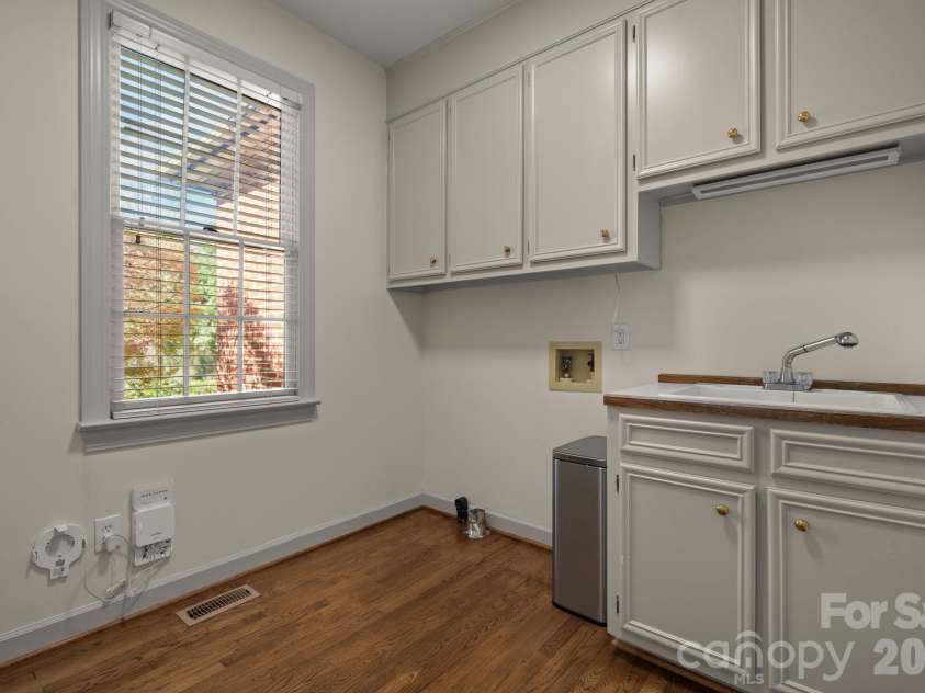 550 20th Avenue Court, Hickory, NC 28601.  MLS# CAR4360432, YatesRealty ID 12532. 