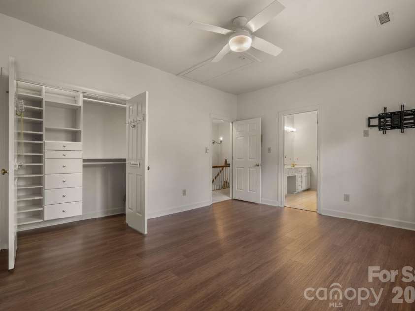 550 20th Avenue Court, Hickory, NC 28601.  MLS# CAR4360432, YatesRealty ID 12532. 