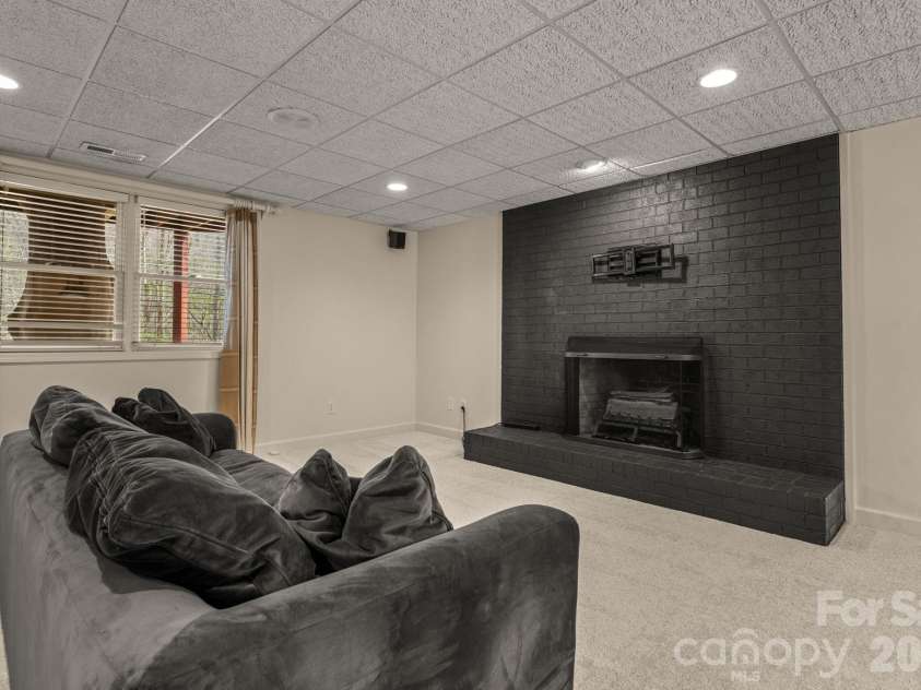 550 20th Avenue Court, Hickory, NC 28601.  MLS# CAR4360432, YatesRealty ID 12532. 