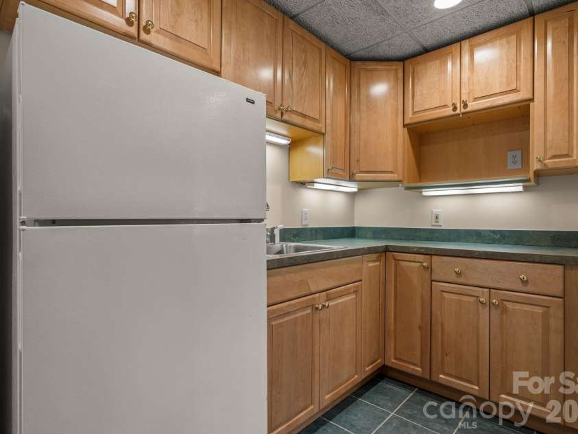 550 20th Avenue Court, Hickory, NC 28601.  MLS# CAR4360432, YatesRealty ID 12532. 