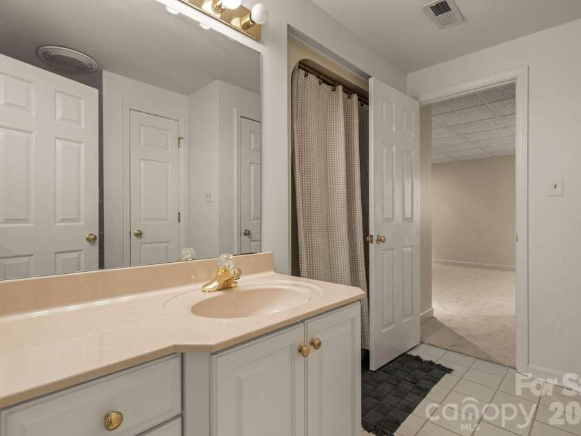 550 20th Avenue Court, Hickory, NC 28601.  MLS# CAR4360432, YatesRealty ID 12532. 