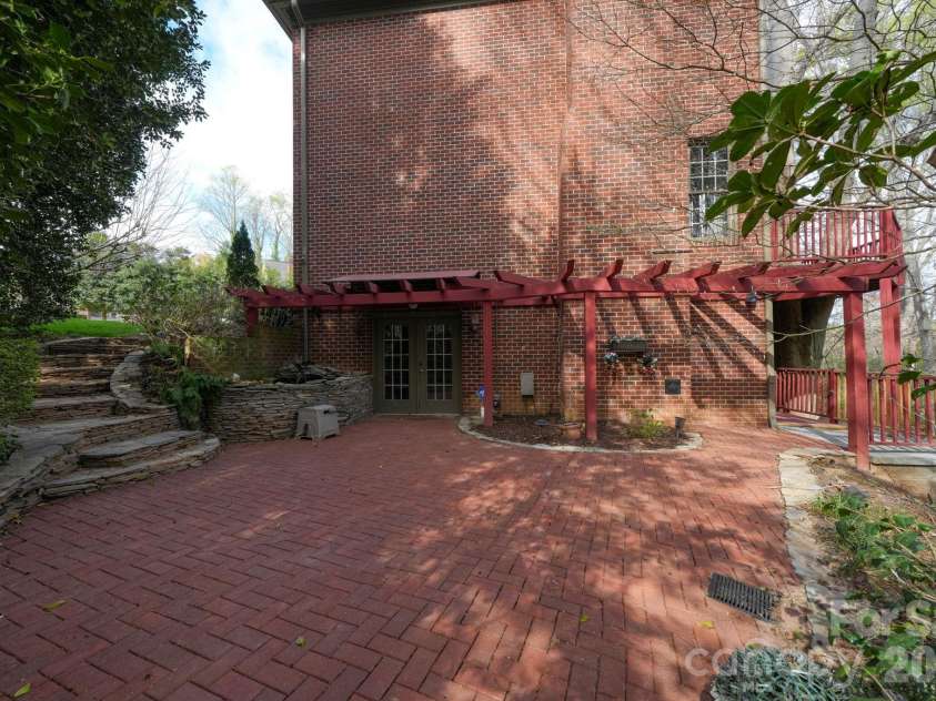 550 20th Avenue Court, Hickory, NC 28601.  MLS# CAR4360432, YatesRealty ID 12532. 