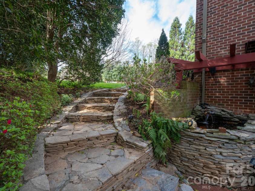 550 20th Avenue Court, Hickory, NC 28601.  MLS# CAR4360432, YatesRealty ID 12532. 