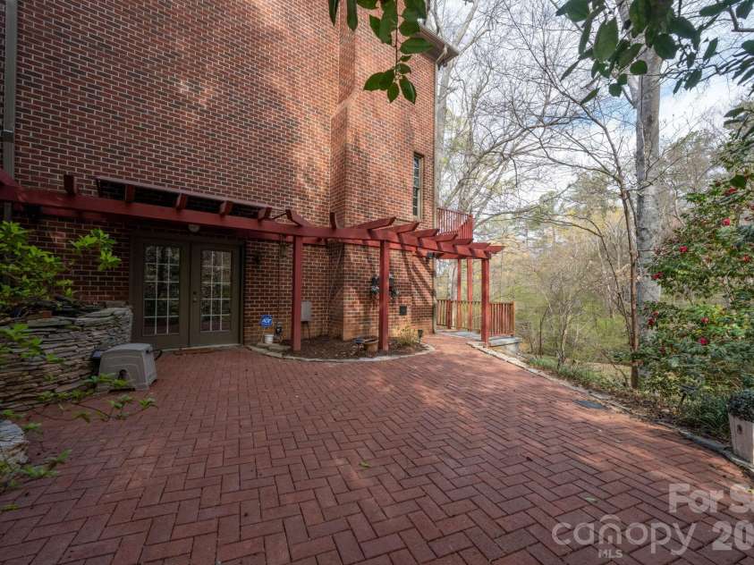 550 20th Avenue Court, Hickory, NC 28601.  MLS# CAR4360432, YatesRealty ID 12532. 