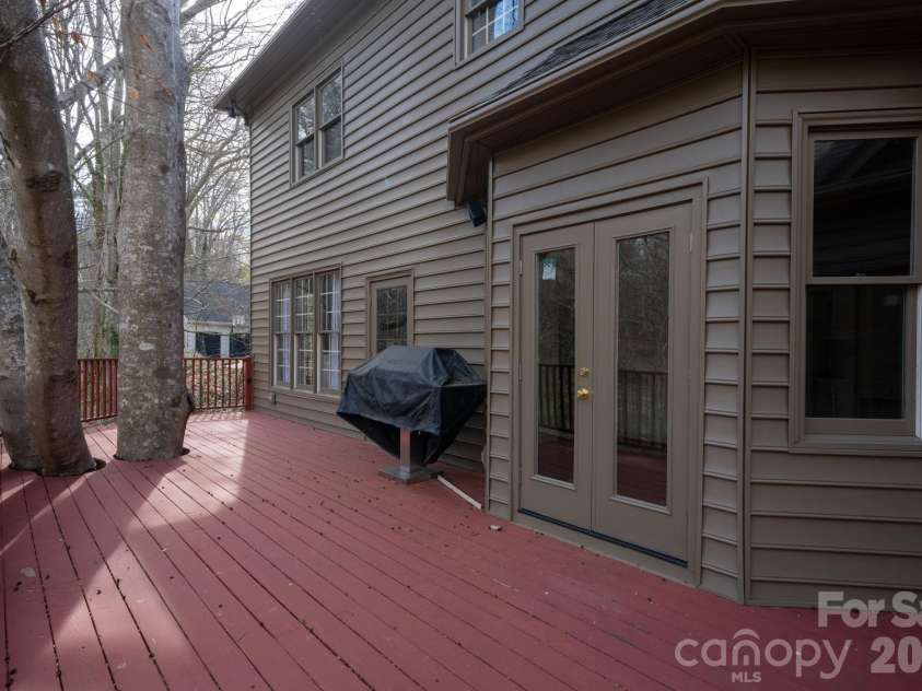 550 20th Avenue Court, Hickory, NC 28601.  MLS# CAR4360432, YatesRealty ID 12532. 