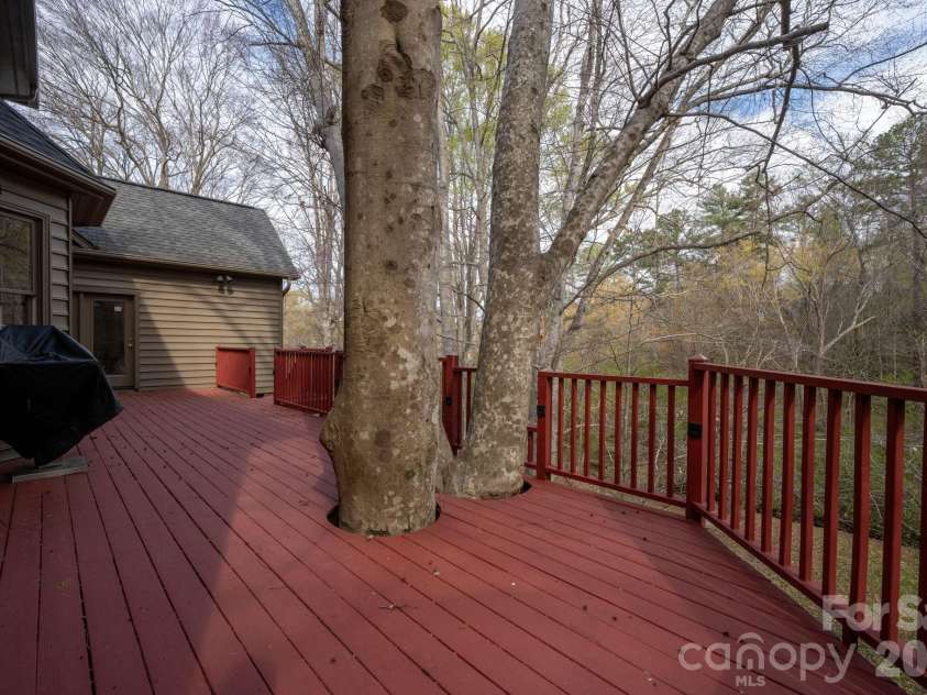 550 20th Avenue Court, Hickory, NC 28601.  MLS# CAR4360432, YatesRealty ID 12532. 