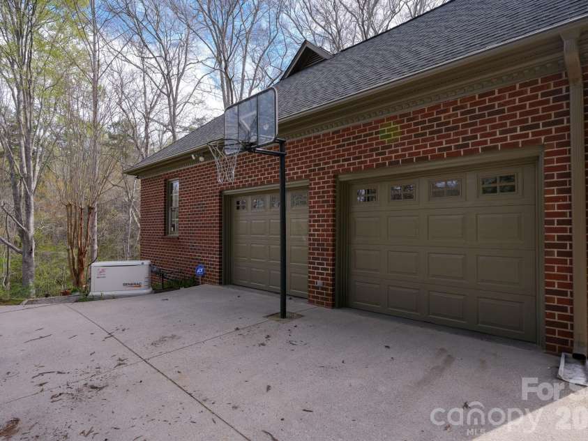550 20th Avenue Court, Hickory, NC 28601.  MLS# CAR4360432, YatesRealty ID 12532. 