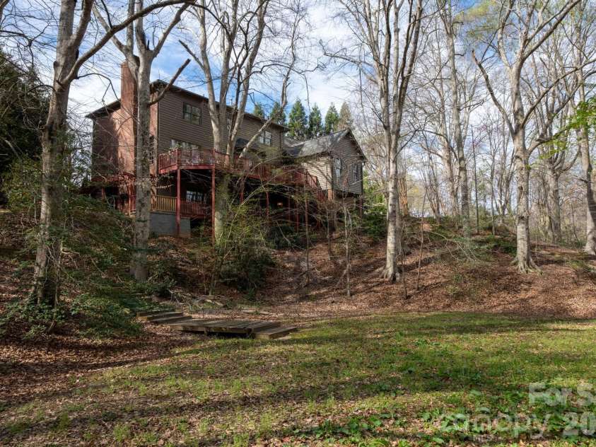 550 20th Avenue Court, Hickory, NC 28601.  MLS# CAR4360432, YatesRealty ID 12532. 