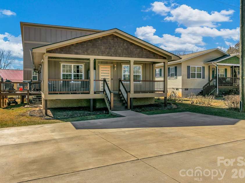 215 Oakview Road, Asheville, NC 28806.  MLS# CAR4363179, YatesRealty ID 12536. 