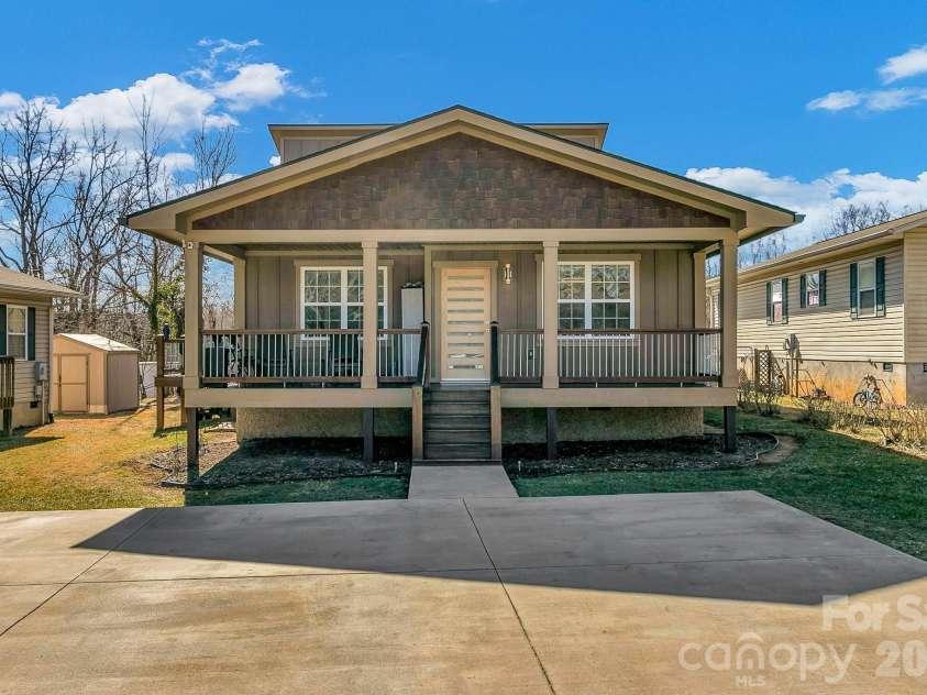 215 Oakview Road, Asheville, NC 28806.  MLS# CAR4363179, YatesRealty ID 12536. 