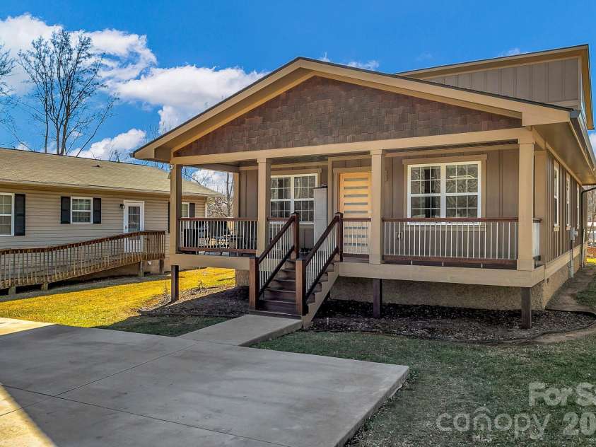 215 Oakview Road, Asheville, NC 28806.  MLS# CAR4363179, YatesRealty ID 12536. 