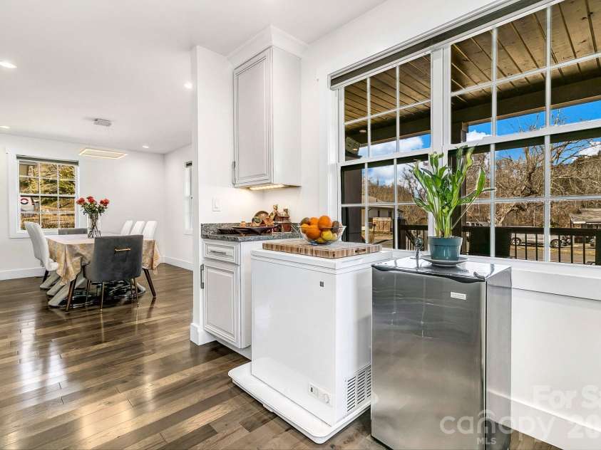 215 Oakview Road, Asheville, NC 28806.  MLS# CAR4363179, YatesRealty ID 12536. 