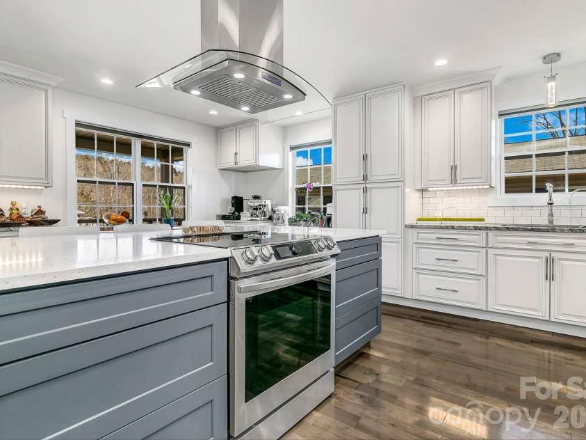 215 Oakview Road, Asheville, NC 28806.  MLS# CAR4363179, YatesRealty ID 12536. 