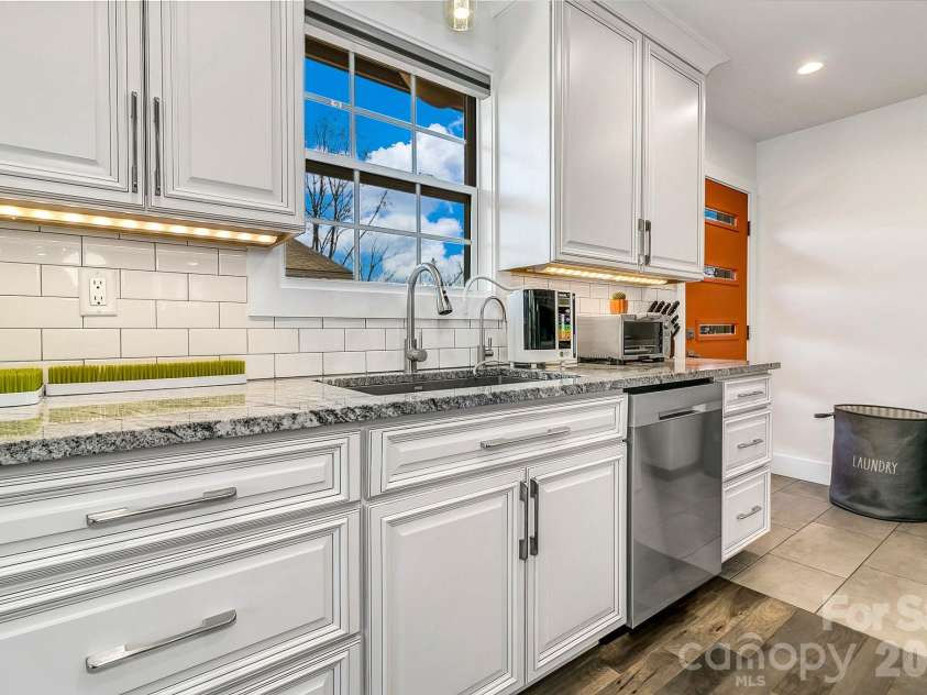 215 Oakview Road, Asheville, NC 28806.  MLS# CAR4363179, YatesRealty ID 12536. 