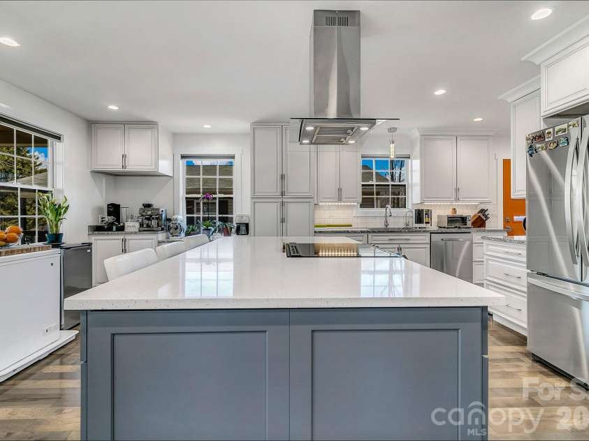 215 Oakview Road, Asheville, NC 28806.  MLS# CAR4363179, YatesRealty ID 12536. 