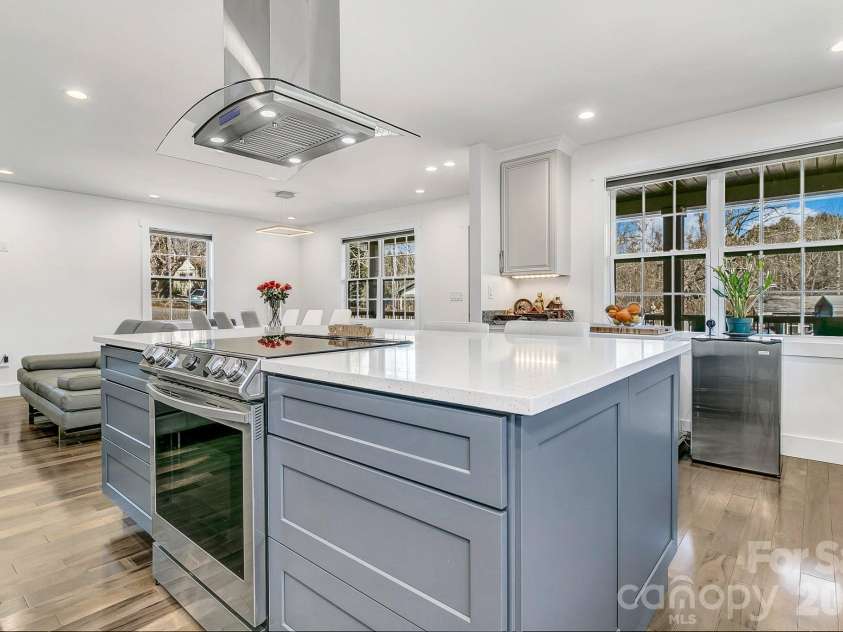 215 Oakview Road, Asheville, NC 28806.  MLS# CAR4363179, YatesRealty ID 12536. 