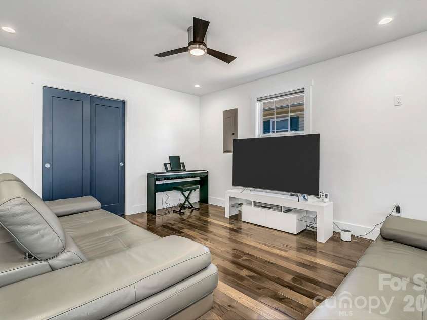215 Oakview Road, Asheville, NC 28806.  MLS# CAR4363179, YatesRealty ID 12536. 