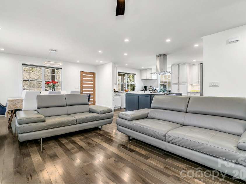 215 Oakview Road, Asheville, NC 28806.  MLS# CAR4363179, YatesRealty ID 12536. 